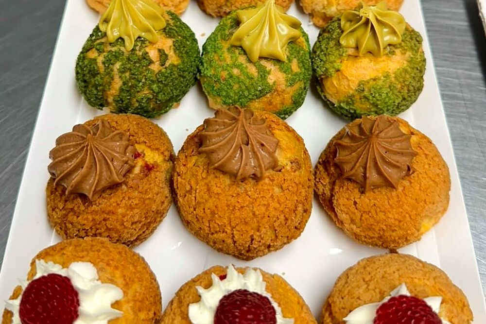 Tavă de choux craquelin cu cremă de fistic și zmeură proaspătă