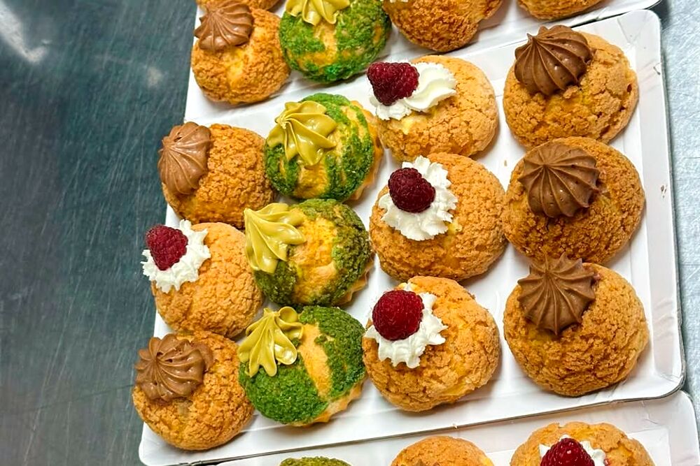 Tavă cu choux craquelin proaspăt lucrate în laboratorul Nadine Atelier