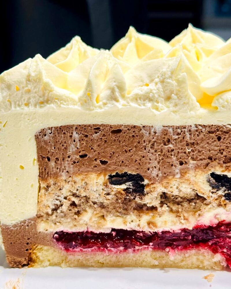 Felie de tort cu cremă de ciocolată și inserție de zmeură