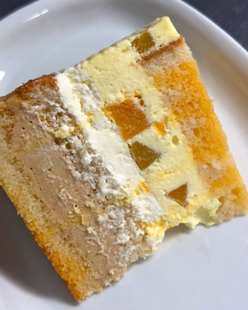 Felie de tort cu blat în carouri și cremă de vanilie