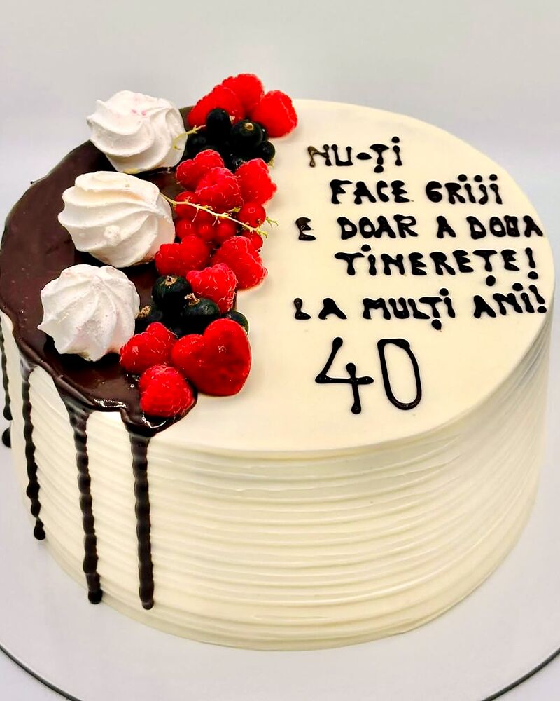 Tort cu glazură de ciocolată scursă, fructe de pădure, bezele și cifra 40