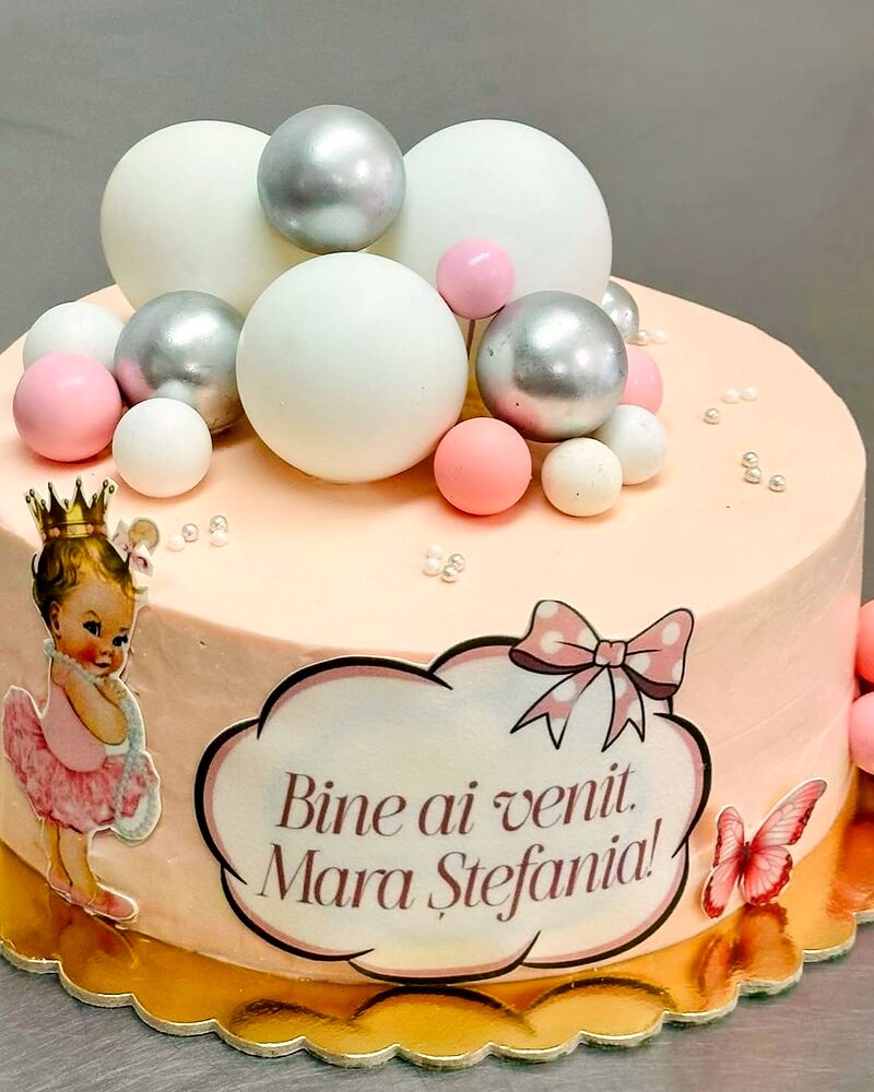 Tort roz de botez cu baloane de zahăr argintii și medalion cu urare