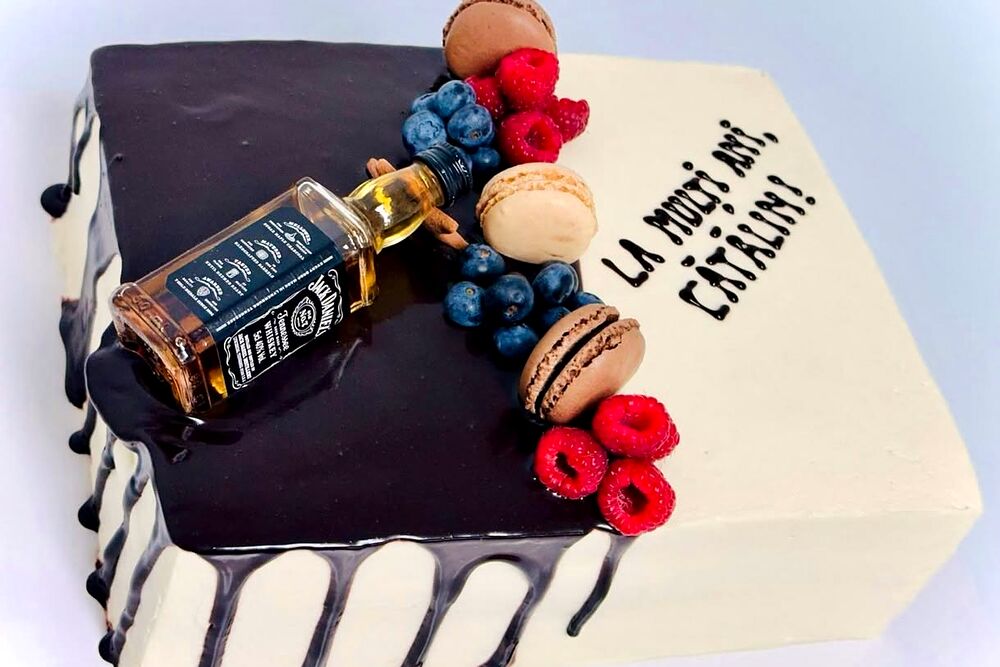 Tort dreptunghiular cu glazură de ciocolată, macarons și fructe de pădure