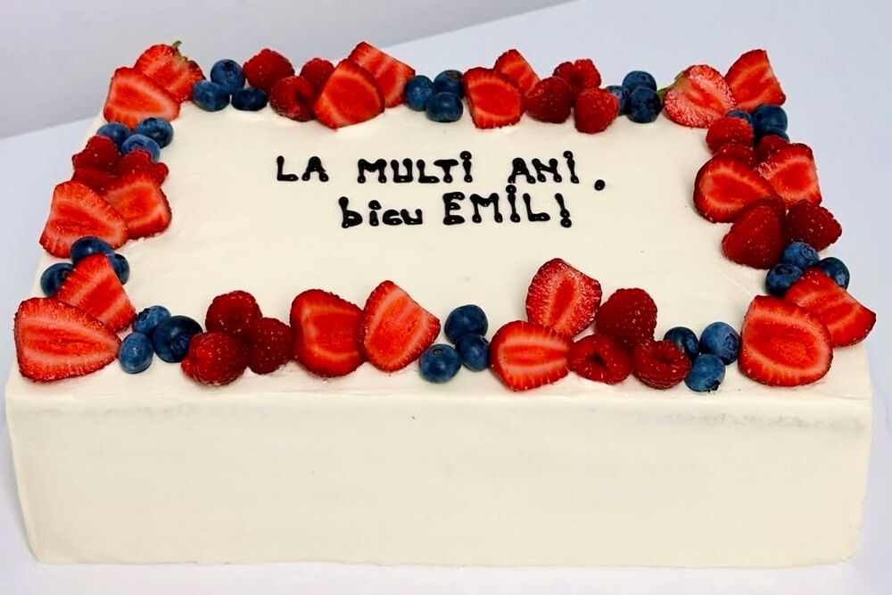 Tort dreptunghiular cu fructe de pădure pe margine și urare scrisă de mână