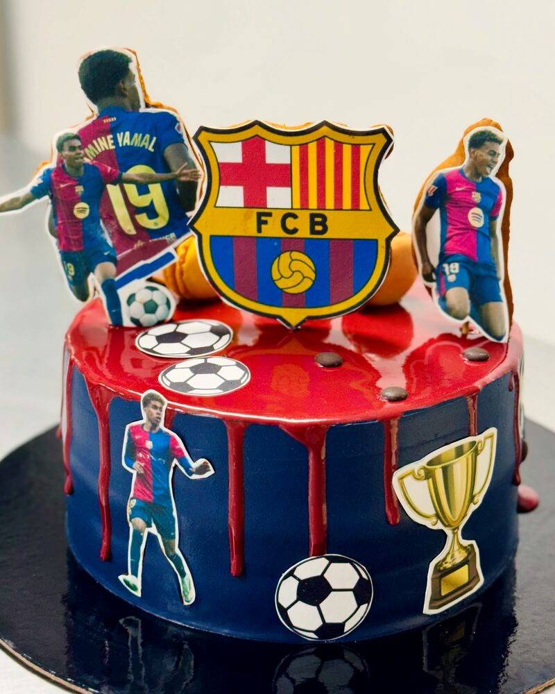 Tort tematic FC Barcelona în roșu și albastru, cu jucători și trofeu