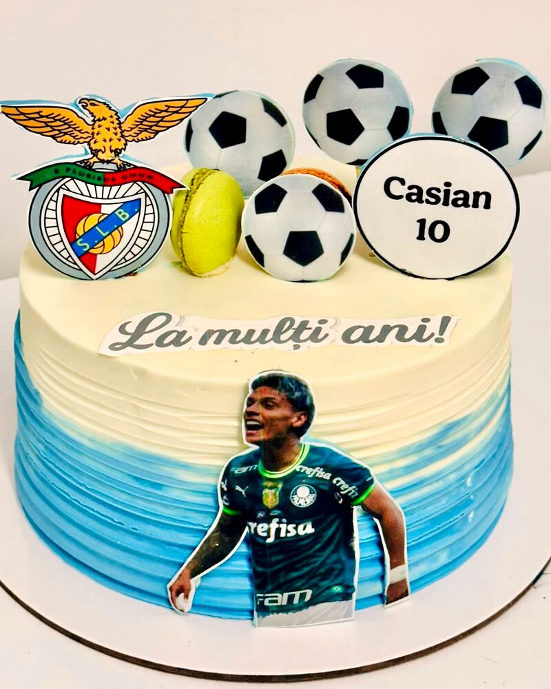 Tort albastru în degrade cu emblema Benfica și mingi de fotbal de zahăr