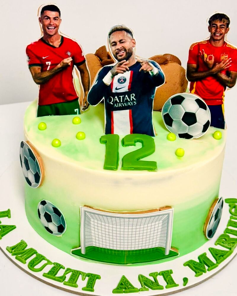 Tort verde cu teren de fotbal, poartă și siluete de jucători
