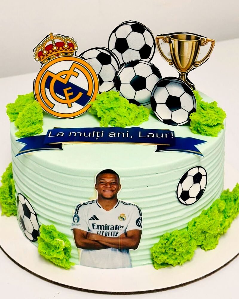 Tort cu iarbă de zahăr, mingi de fotbal, trofeu și bandă personalizată
