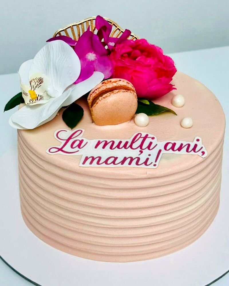 Tort roz pal cu orhidee albă, macarons și inscripție scrisă de mână