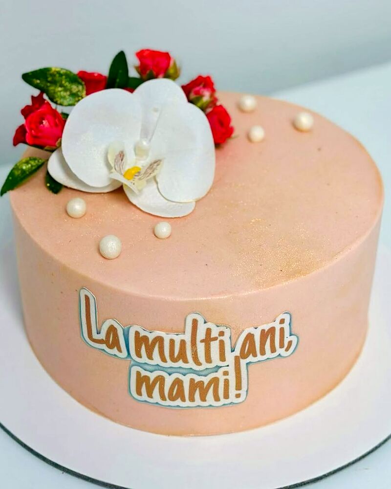 Tort în nuanță de piersică, cu trandafiri roșii și orhidee albă