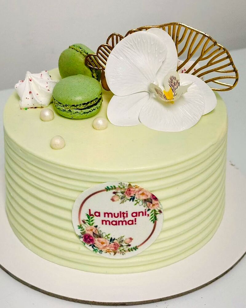 Tort verde fistic cu macarons, orhidee albă și medalion personalizat